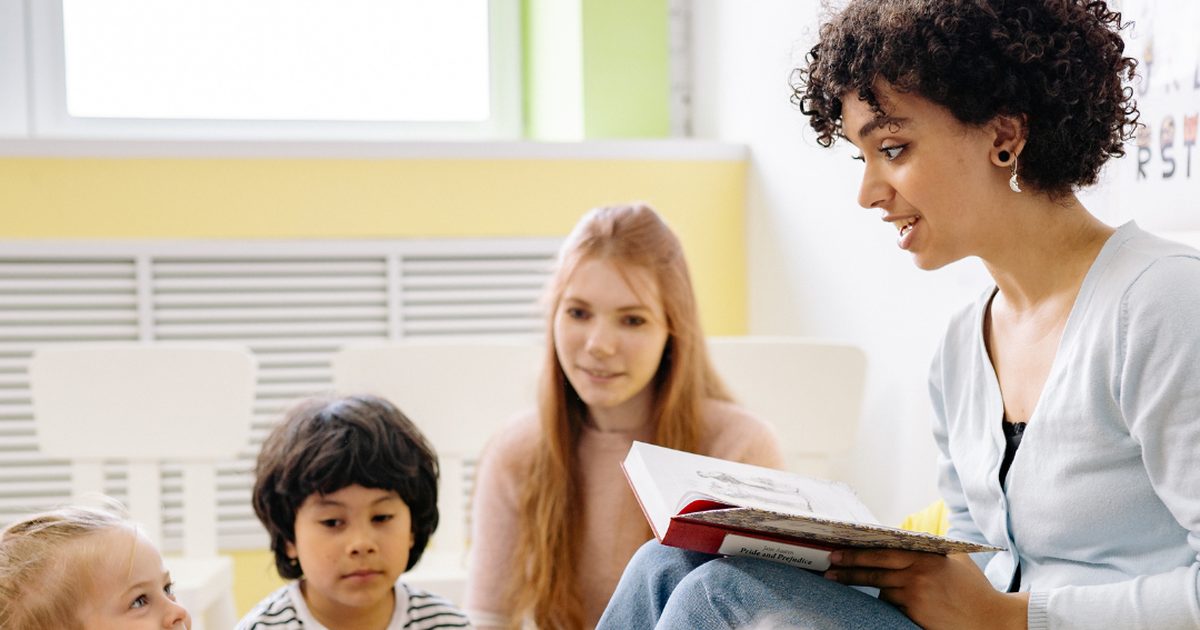 Enseignante lisant aux enfants en classe de maternelle